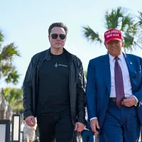 2024年11月19日、アメリカ大統領当選者のトランプ氏とSpaceXのオーナーであるマスク氏がテキサスで大型ロケット「スターシップ」(Starship)の6回目の試射を視察する。(AP通信) 2024年11月19日、アメリカ大統領当選者のトランプ氏とSpaceXのオーナーであるマスク氏がテキサスで大型ロケット「スターシップ」(Starship)の6回目の試射を視察する。(AP通信)