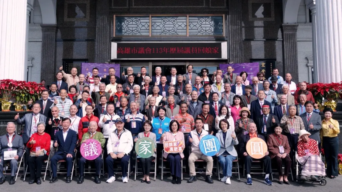 超過百位、不同任期的議員再次回到議會「團圓」,與過去一同為高雄、為城市進步打拼的同事相見歡。(圖/高市議會提供)