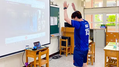 光復高中體育老師利用Apple TV投影、示範運動畫面。(圖/新北市教育局提供)