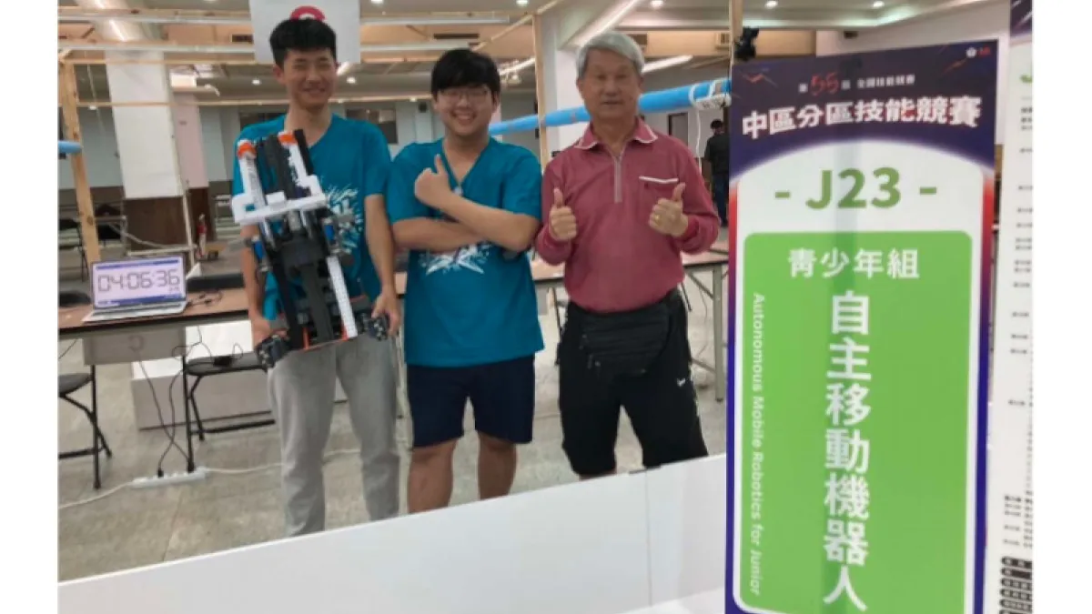 桃竹苗分署培訓的「自主移動機器人」職類青少年組選手陳翰漳(左)吳昱辰(中),在本次全國技能賽中榮獲分區賽金牌,右為共同培訓老師黃新福。(圖/桃竹苗分署提供)