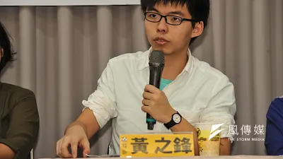 香港眾志秘書長黃之鋒等人受邀參加時代力量舉辦的台港議員論壇交流,黃之鋒說,要如何讓中產階級接受一個還在讀大學的學生擔任議員領那麼多薪水,是很不容易的過程。(甘岱民攝)