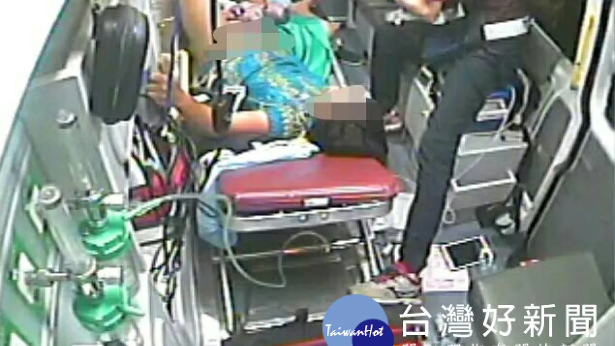 孕婦救護車腹痛難耐 救護員幫接生