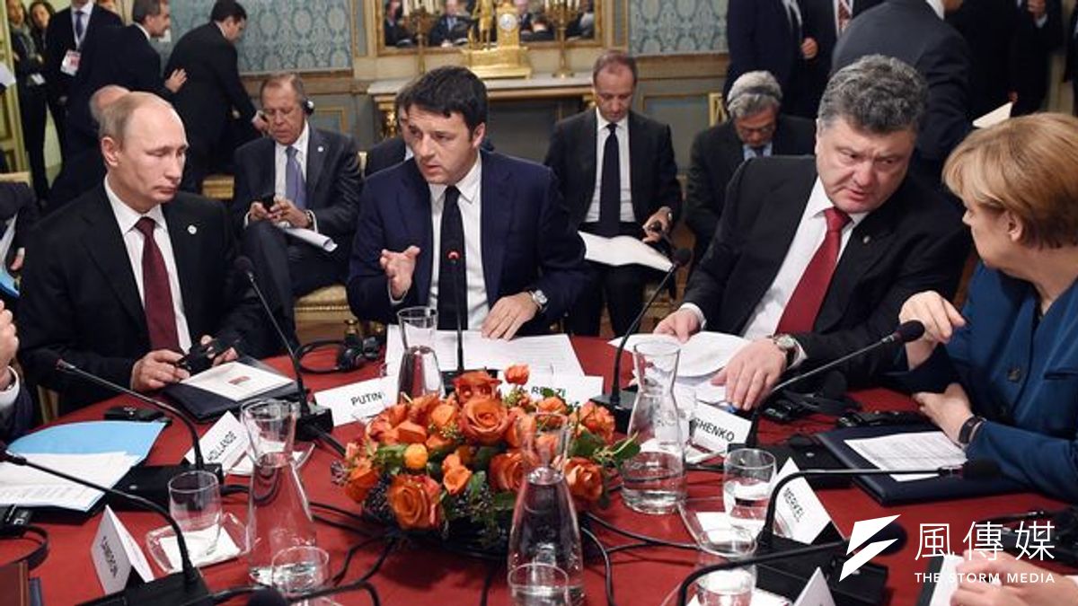 俄羅斯總統普京(左一)與烏克蘭總統波洛申科(右二)17日舉行天然氣雙邊會談。(美聯社) 俄羅斯總統普京(左一)與烏克蘭總統波洛申科(右二)17日舉行天然氣雙邊會談。(美聯社)