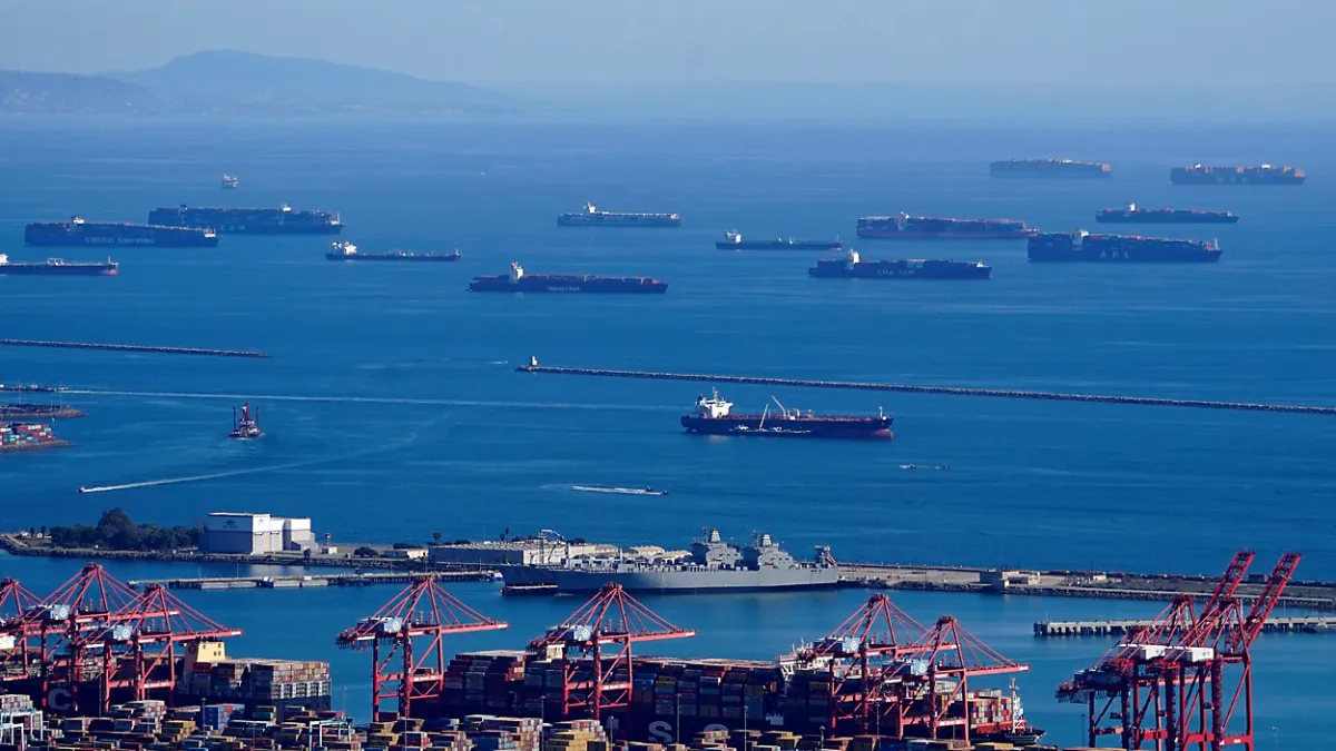 2021年2月23日,貨輪在洛杉磯外海排隊進港。(美聯社)