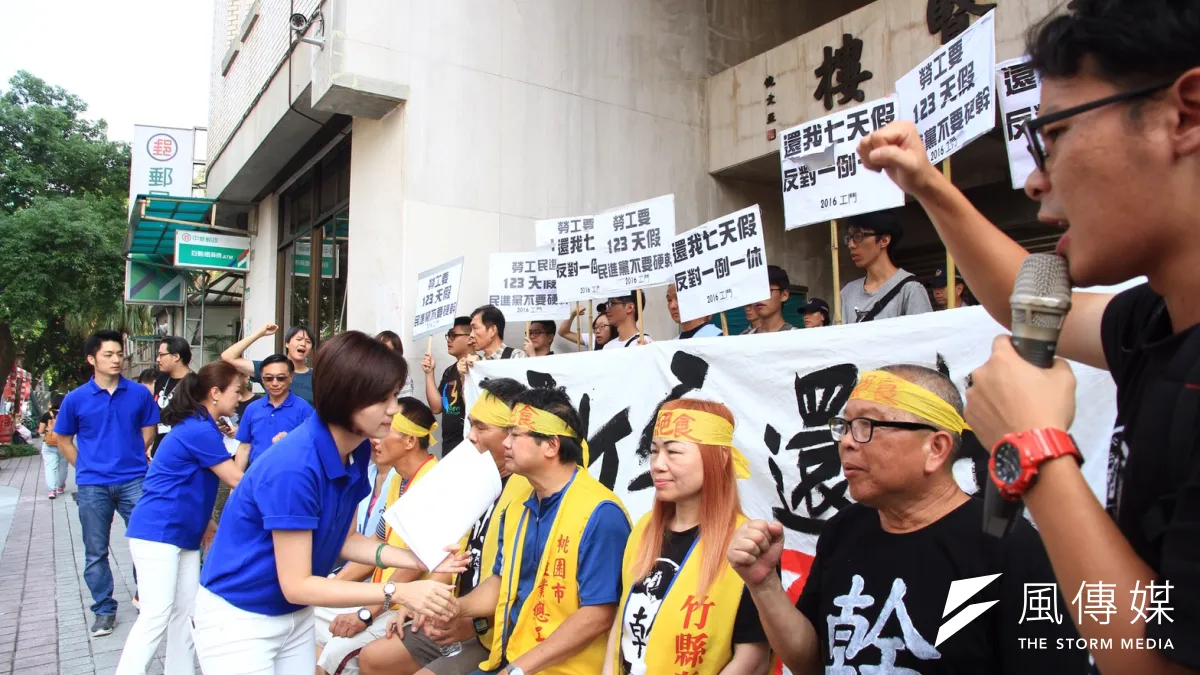 抗議勞基法修法一例一休,工運、工鬥團體在立法院外抗議。(曾原信攝)