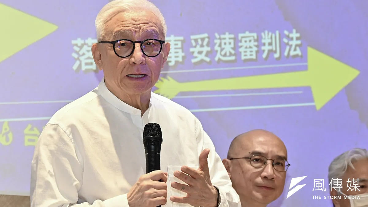 聯電創辦人曹興誠及朝野立委12日召開「救治司法癱瘓的二支箭;檢警專業分工、落實刑事妥速審判法」記者會,(陳思明攝)