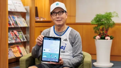 富邦集團董事長蔡明忠第10次參加臺北馬,順利完賽後,他也在Run For Green™領樹平台領取了一棵樹。(富邦提供)