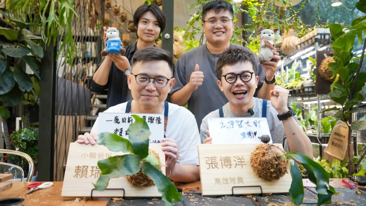 立委賴瑞隆與議員張博洋親赴駁二藝術特區內植藝專門店,實際體驗鹿角蕨上板過程,現場發揮「綠手指」本領。(圖/賴瑞隆服務處提供) 立委賴瑞隆與議員張博洋親赴駁二藝術特區內植藝專門店,實際體驗鹿角蕨上板過程,現場發揮「綠手指」本領。(圖/賴瑞隆服務處提供)