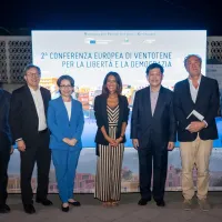 11日夜(現地時間)、イタリアで開かれた第2回「ヴェントテーネ欧州自由・民主主義会議」に出席し、発言する蕭美琴副総統(左から3人目)。(写真/林佳龍氏のFacebookより) 11日夜(現地時間)、イタリアで開かれた第2回「ヴェントテーネ欧州自由・民主主義会議」に出席し、発言する蕭美琴副総統(左から3人目)。(写真/林佳龍氏のFacebookより)