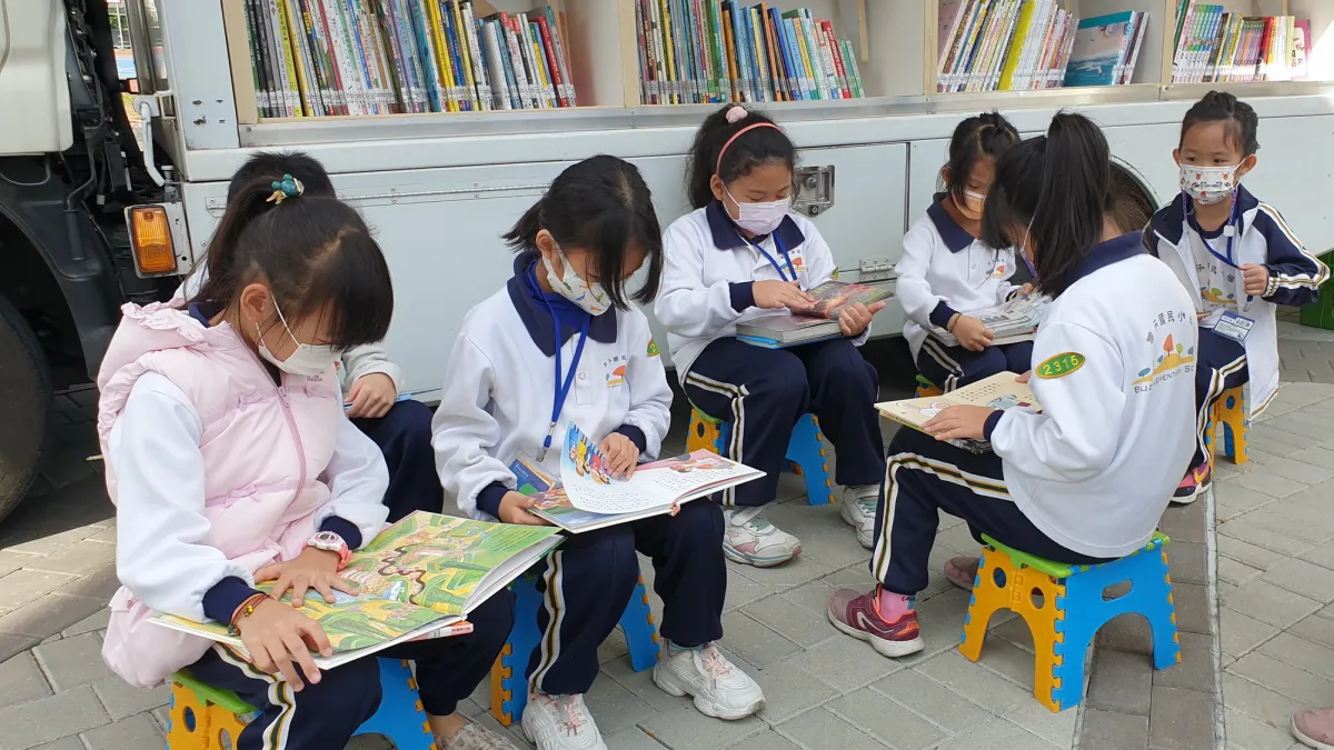 台中市府文化局說透過共讀書箱鼓勵班級打造專屬的圖書館。(圖/台中市政府)