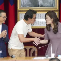 民眾黨主席黃國昌(中)與國民黨主席鄭麗文(右)握手致意。(中央社) 民眾黨主席黃國昌(中)與國民黨主席鄭麗文(右)握手致意。(中央社)