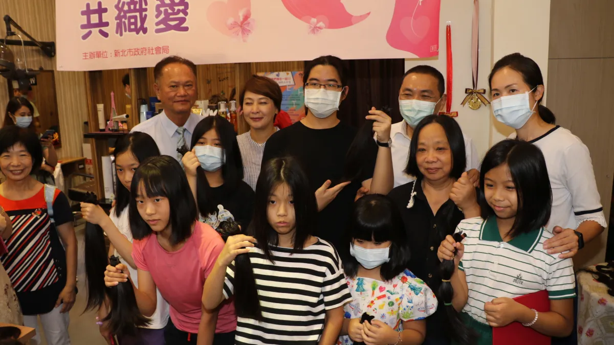 市長侯友宜與捐髮者合影。(圖/新北市社會局提供)