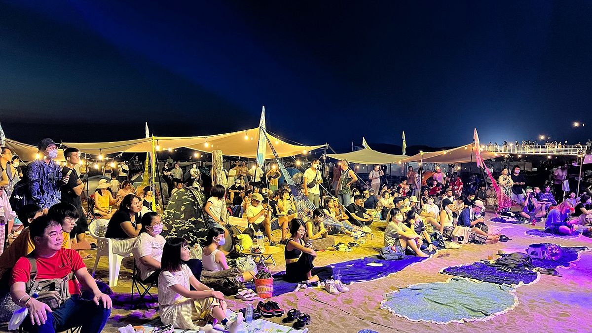 「2022島嶼生活節」開幕,7月23、24日兩天熱鬧的「島嶼市集」與「島嶼夜唱」舉辦為期一個月的活動。(圖/北海岸及觀音山國家風景區管理處提供) 「2022島嶼生活節」開幕,7月23、24日兩天熱鬧的「島嶼市集」與「島嶼夜唱」舉辦為期一個月的活動。(圖/北海岸及觀音山國家風景區管理處提供)
