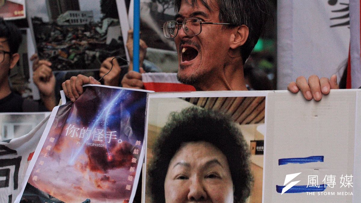 高雄果菜市場自救會表示,雖然絕食行動要暫告一段落,但如果蔡英文不出來回應訴求,他們不排除透過武力或其他更激烈方式抗爭。(曾原信攝) 高雄果菜市場自救會表示,雖然絕食行動要暫告一段落,但如果蔡英文不出來回應訴求,他們不排除透過武力或其他更激烈方式抗爭。(曾原信攝)