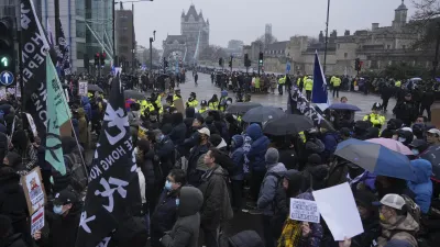 2025年2月8日,反中抗議者在倫敦街頭抗議。(美聯社)
