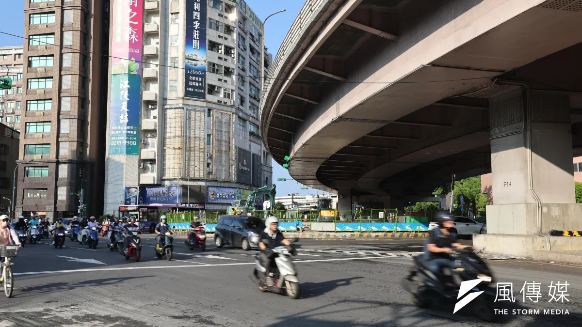 台北市政府今(25)日宣布,公館圓環將提前在29日上午6時改為正交路口,提醒用路人注意路型調整。(示意圖/陳品佑攝)