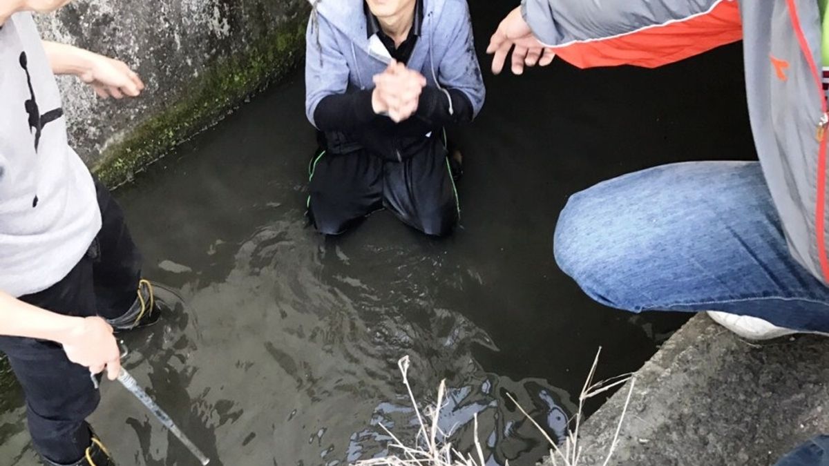 台灣錢多好賺 查緝隊排水溝緝獲2名逃逸移工 台灣錢多好賺 查緝隊排水溝緝獲2名逃逸移工