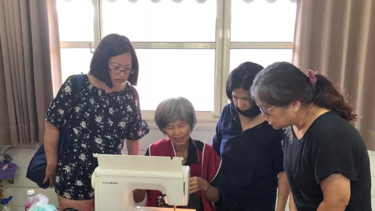 環保志工利用回收旗幟縫製購物袋與飲料提袋。(圖/台中市政府提供)