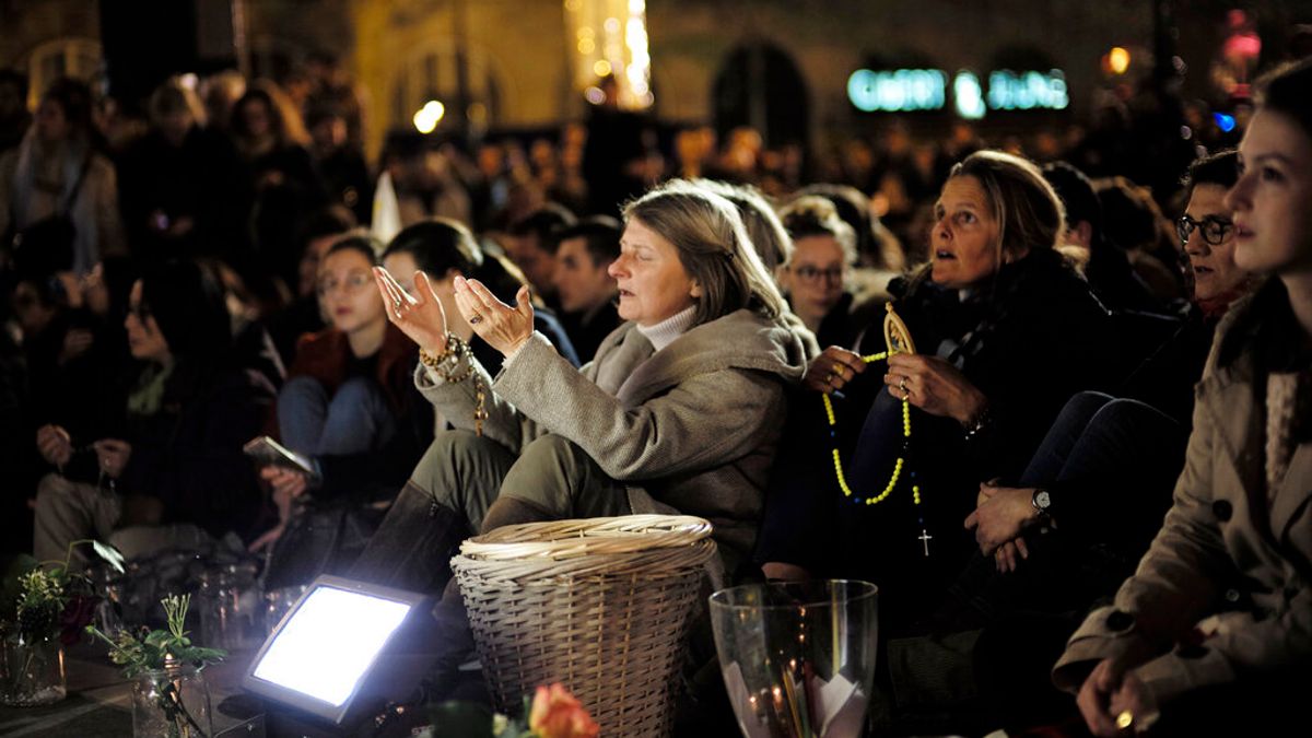 法國巴黎聖母院15日遭遇大火,法國民眾守夜祈禱。(AP) 法國巴黎聖母院15日遭遇大火,法國民眾守夜祈禱。(AP)