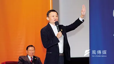日前剛成為華人首富的馬雲(右),不但為青年請命,更廣邀台灣中小企業將貨賣到中國。
