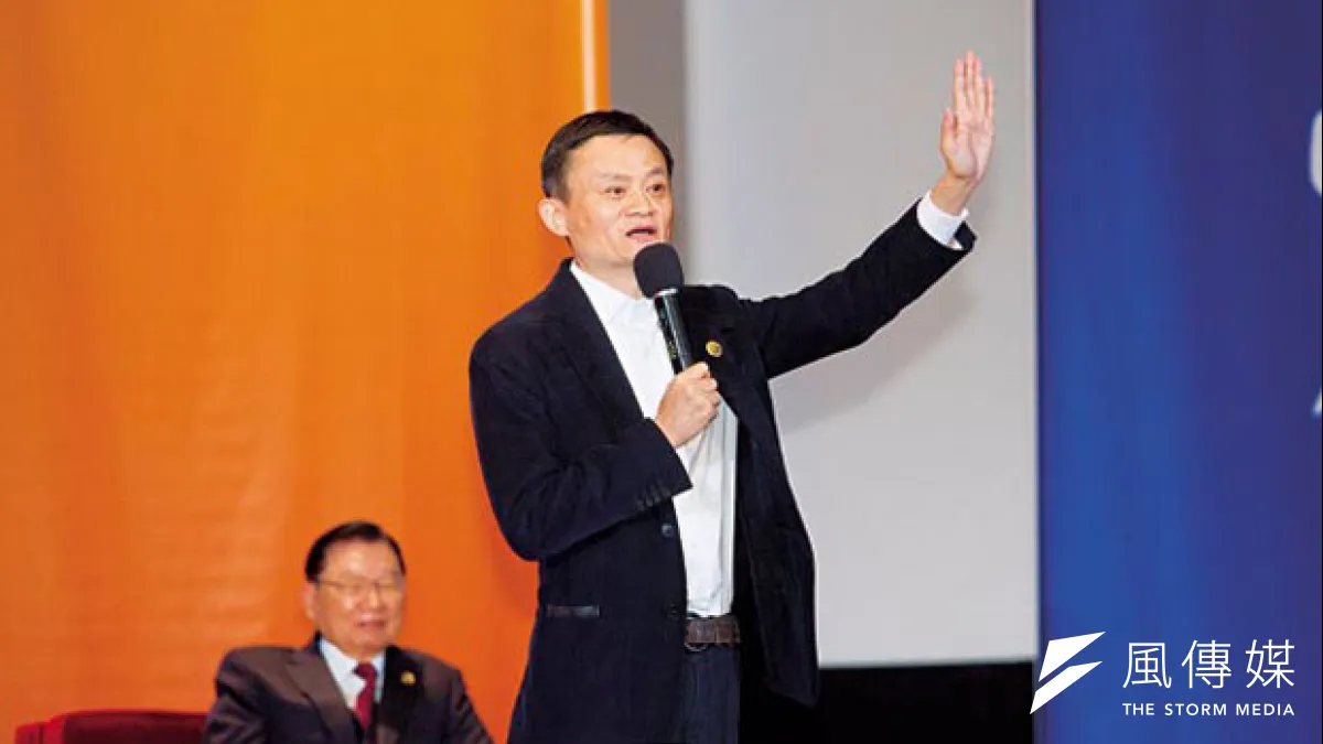 日前剛成為華人首富的馬雲(右),不但為青年請命,更廣邀台灣中小企業將貨賣到中國。
