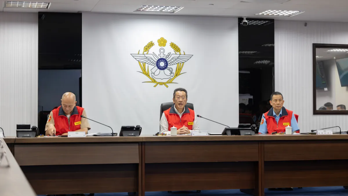 國防部長顧立雄(中)23日主持災防應變中心管制會議,指出各項防颱與救災工作務必完善周延、妥善規劃,並持續掌握營區安全狀況。(資料照,國防部提供)