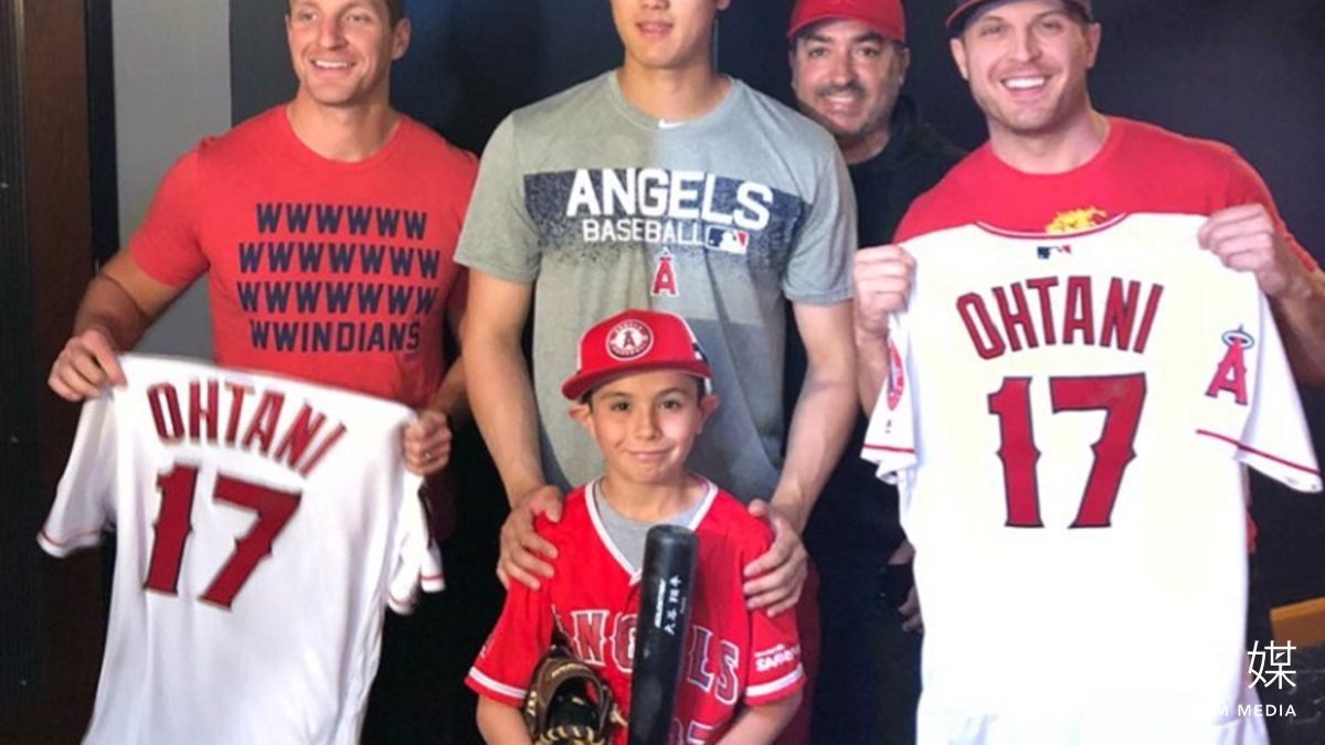 天使大谷翔平(中)賽後與撿到首轟球的小球迷古提耶茲(中前),以及印科維耶(右)合影。(圖截自天使球場推特) 天使大谷翔平(中)賽後與撿到首轟球的小球迷古提耶茲(中前),以及印科維耶(右)合影。(圖截自天使球場推特)