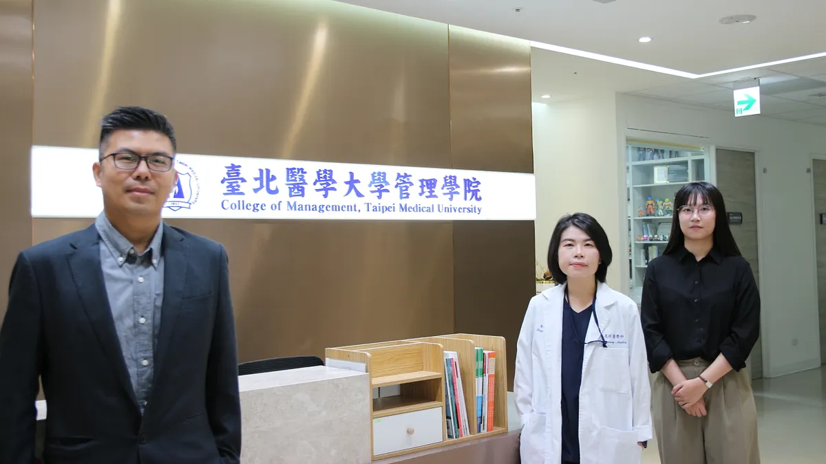 圖說:AIDE團隊核心成員於臺北醫學大學管理學院合影。左起:臺北醫學大學大數據科技及管理研究所張詠淳所長、衛生福利部雙和醫院黃婷韵主治醫師與團隊團隊研究生,分享醫學及大數據管理專業的跨界整合。 圖說:AIDE團隊核心成員於臺北醫學大學管理學院合影。左起:臺北醫學大學大數據科技及管理研究所張詠淳所長、衛生福利部雙和醫院黃婷韵主治醫師與團隊團隊研究生,分享醫學及大數據管理專業的跨界整合。