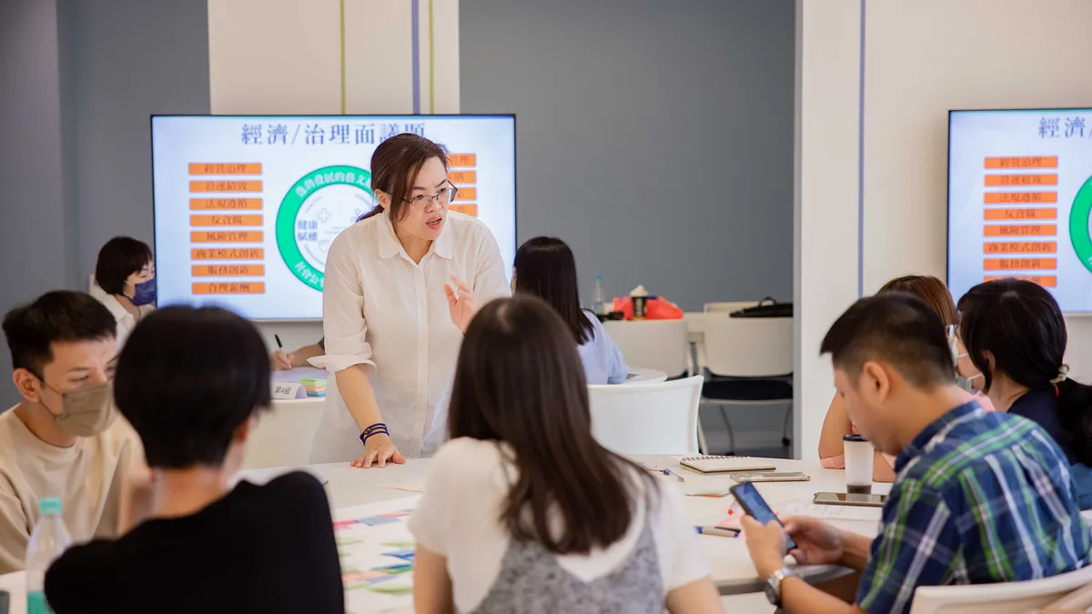 有網友在 PTT 論壇發文提問:「文組競爭變少,最『有錢途』的科系是什麼?」引發熱烈討論。(示意圖/財團法人新北市文化基金會提供) 有網友在 PTT 論壇發文提問:「文組競爭變少,最『有錢途』的科系是什麼?」引發熱烈討論。(示意圖/財團法人新北市文化基金會提供)