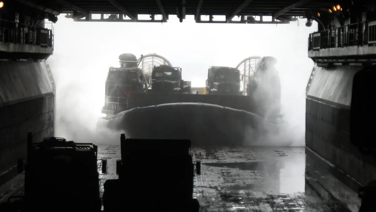 海軍依預算獲得與兵力需求的優先次序,確定先建造1萬6千噸級的「兩棲船塢登陸艦」。圖為兩棲船塢登陸艦中未注水的塢艙,氣墊登陸艇正在駛入。(資料照,取自維基百科,Sanorton攝/CC BY 3.0)