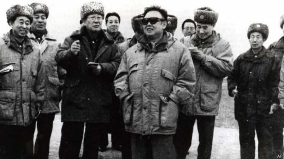 李明洙過去常常陪同金正日視察。(BBC中文網)