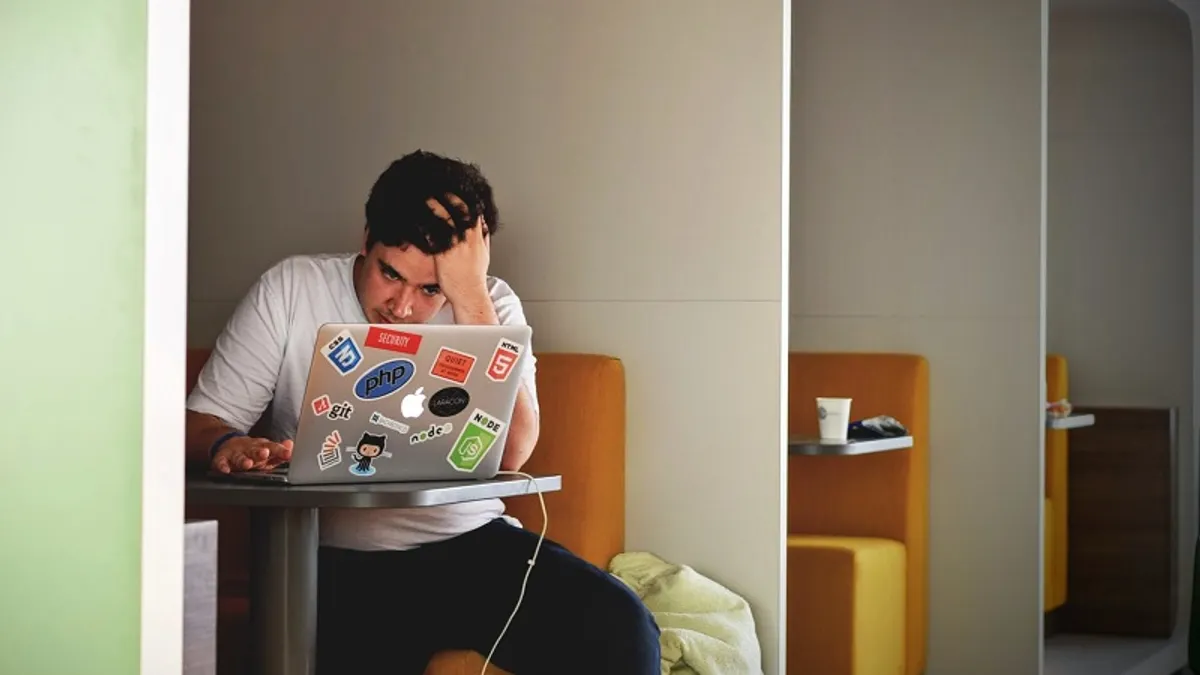 一大早到公司先看信,正是工作做不完的人的特徵之一。(圖/unsplash) 一大早到公司先看信,正是工作做不完的人的特徵之一。(圖/unsplash)