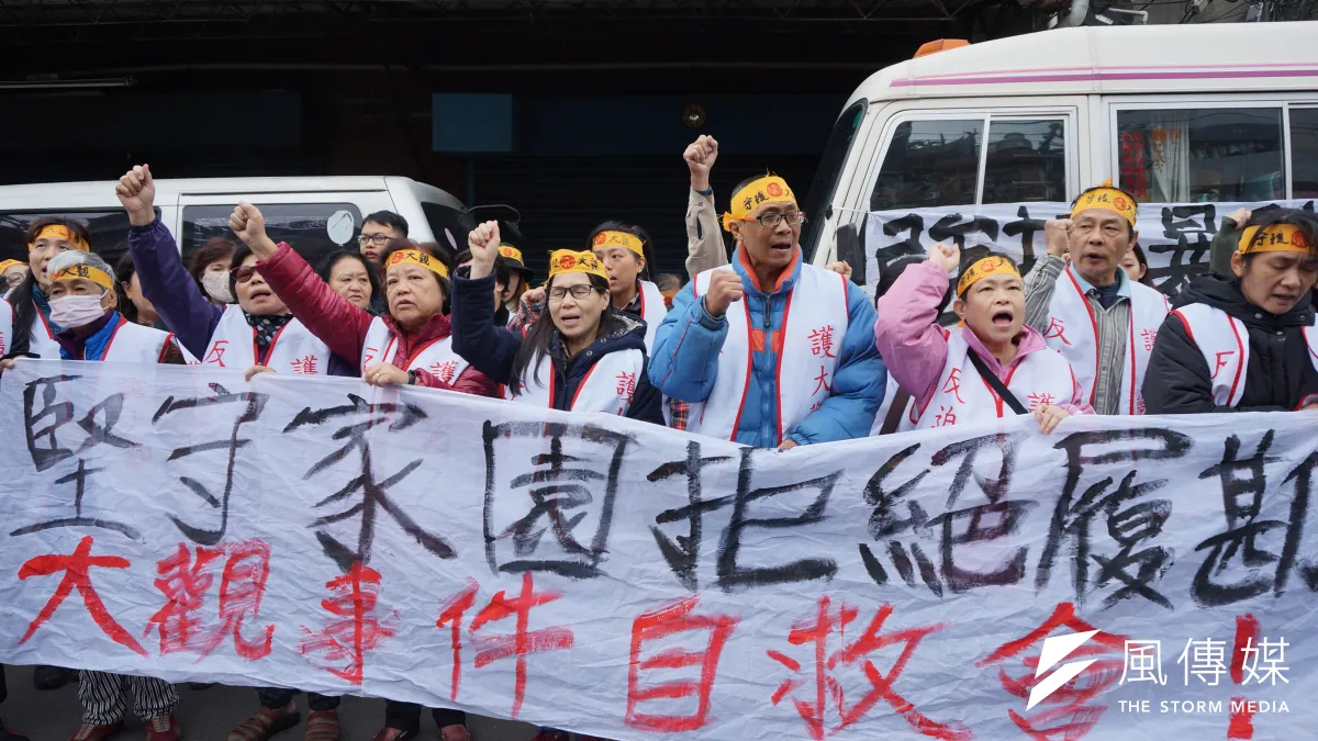 新北地方法院6日派人前往大觀社區進行履勘,自救會與聲援者清早就集結,高喊「強拆暴政、迫遷殺人」、「反迫遷、護大觀」,現場也有大量警力進駐。(陳子萱攝)