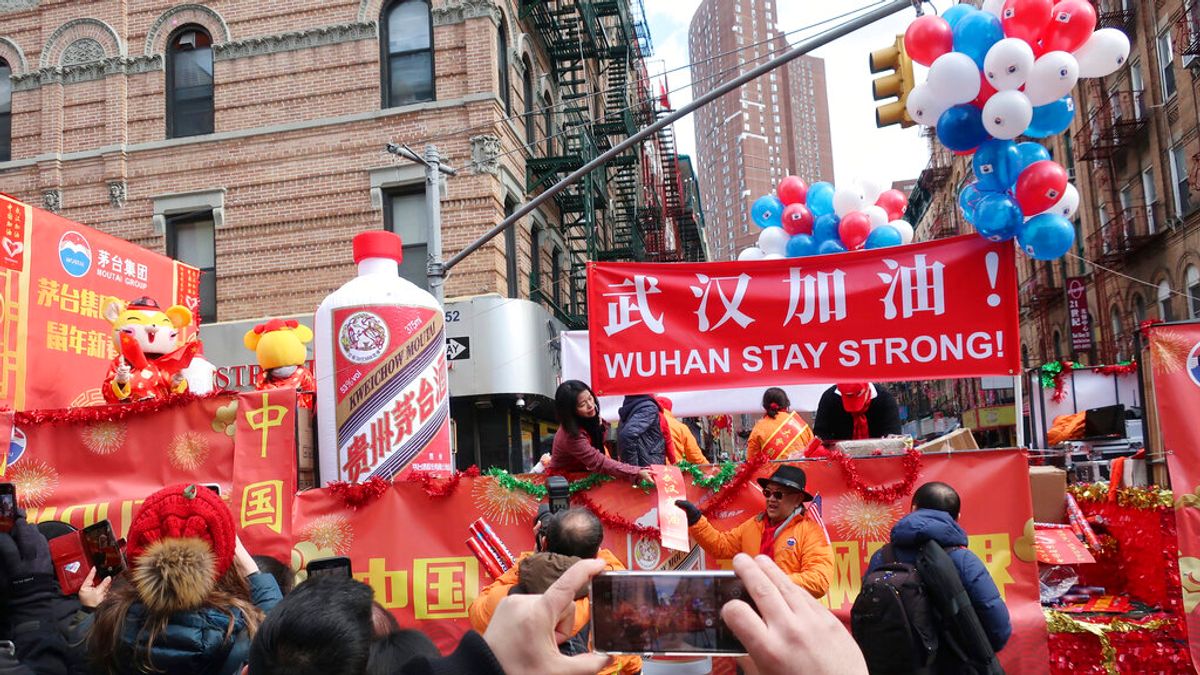 武漢肺炎疫情肆虐,紐約中國城的僑民在元宵節慶祝活動中高舉武漢加油標語與中國國旗。(美聯社) 武漢肺炎疫情肆虐,紐約中國城的僑民在元宵節慶祝活動中高舉武漢加油標語與中國國旗。(美聯社)