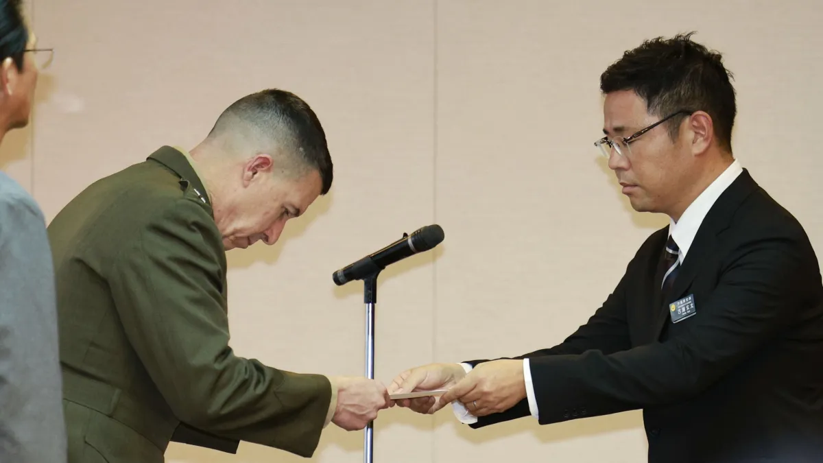 2026年10月5日,駐日美軍再次捲入命案後,沖繩縣知事古謝玄太向美軍陸戰隊中將沃森遞交抗議信。(美聯社)