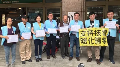 核四公投官方會舉辦五場辯論會,作者(右一)為正方代表人。(取自黃士修臉書)