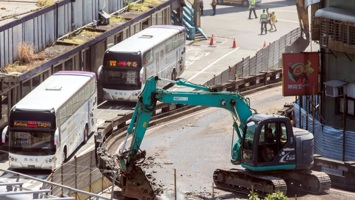 施工機具進場開始拆除中山橋引道。(圖/張毅攝)