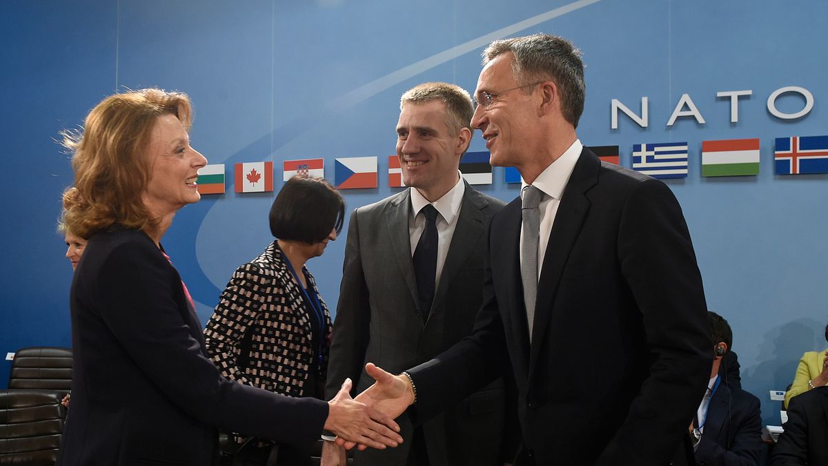 蒙特內哥羅國防部長米莉察·佩亞諾維奇-久里希奇(Milica Pejanović Đurišić)(左)、蒙特內哥羅外交部長伊戈爾·盧科希奇(Igor Lukšić)(中)、與北約秘書長史托騰伯格(右)。(美聯社) 蒙特內哥羅國防部長米莉察·佩亞諾維奇-久里希奇(Milica Pejanović Đurišić)(左)、蒙特內哥羅外交部長伊戈爾·盧科希奇(Igor Lukšić)(中)、與北約秘書長史托騰伯格(右)。(美聯社)