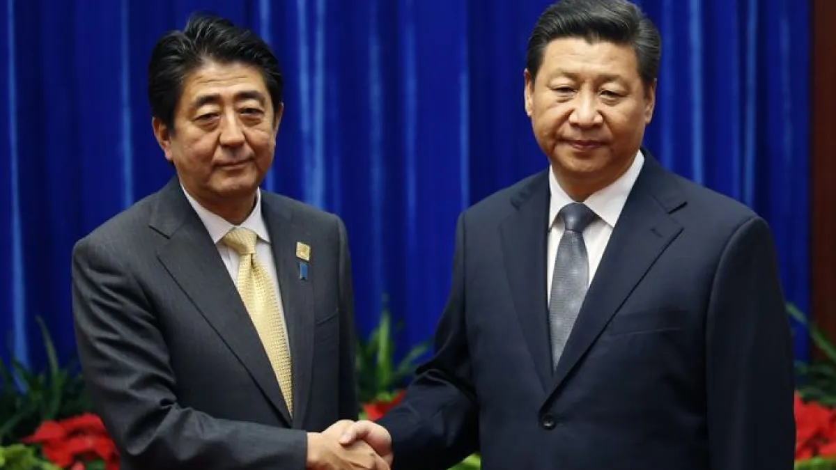 日本首相安倍取消9月中國訪問,去年與中國國家主席習近平(右)的會面確定破局。(美聯社)