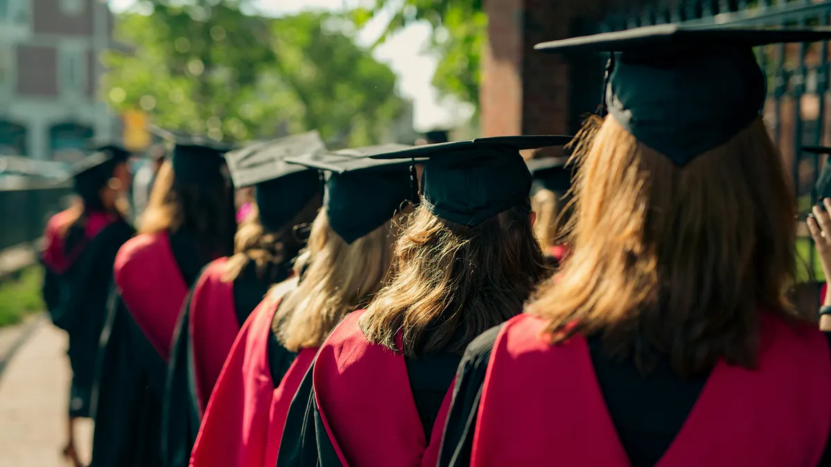 大學甄選委員會指出,今年超額篩選(超篩)最多的學系幾乎清一色與 AI、智慧機械、半導體相關。(示意圖/取自unsplash)