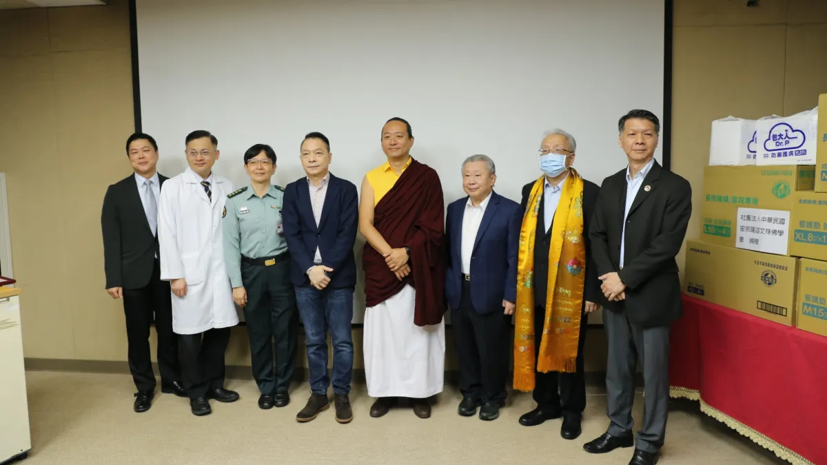 三軍總醫院與北醫盟理事長趙忠傑博士(左四)第43任薩迦法王(左五)共同參與捐贈儀式。(圖/台北醫療聯盟提供)