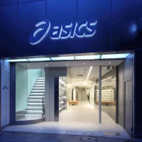 アシックスは新宿に国内2店舗目となる大型旗艦店を開業し、直営店初となるアパレルのオリジナル刺繍・プリント加工サービス「ASICS CREATE」やパーソナル接客ラウンジなど多彩な体験型コンテンツを展開する。(写真/アシックス提供) アシックスは新宿に国内2店舗目となる大型旗艦店を開業し、直営店初となるアパレルのオリジナル刺繍・プリント加工サービス「ASICS CREATE」やパーソナル接客ラウンジなど多彩な体験型コンテンツを展開する。(写真/アシックス提供)