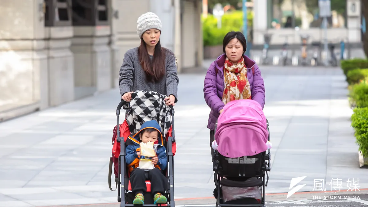 從上路以來就爭議不斷的「一例一休」,前經委會副主委單驥批是「亂法」,台大副教授辛炳隆也表示,家庭主婦的反對聲音最大,對於低薪者來說也等同是接受了斷食療法。(資料照,顏麟宇攝) 從上路以來就爭議不斷的「一例一休」,前經委會副主委單驥批是「亂法」,台大副教授辛炳隆也表示,家庭主婦的反對聲音最大,對於低薪者來說也等同是接受了斷食療法。(資料照,顏麟宇攝)