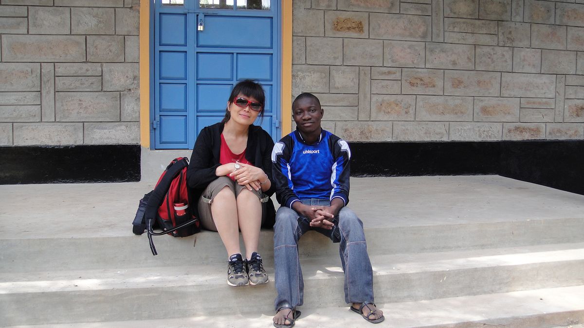 15歲的森班說,MCF不但給他食物,讓他唸書,還發掘了他在特技表演、舞蹈以及足球的天份。他說,將來想當電力工程師,「我歷經黑暗,想為自己和家人,點亮每一盞燈。」(圖/謝幸吟提供) 15歲的森班說,MCF不但給他食物,讓他唸書,還發掘了他在特技表演、舞蹈以及足球的天份。他說,將來想當電力工程師,「我歷經黑暗,想為自己和家人,點亮每一盞燈。」(圖/謝幸吟提供)