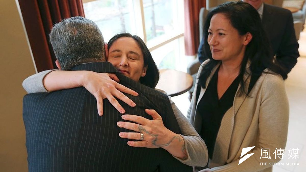 美國德州法官26日判決州憲法同性婚姻禁令違憲,提出訴訟的一對女同志聞訊後擁抱律師。(美聯社) 美國德州法官26日判決州憲法同性婚姻禁令違憲,提出訴訟的一對女同志聞訊後擁抱律師。(美聯社)
