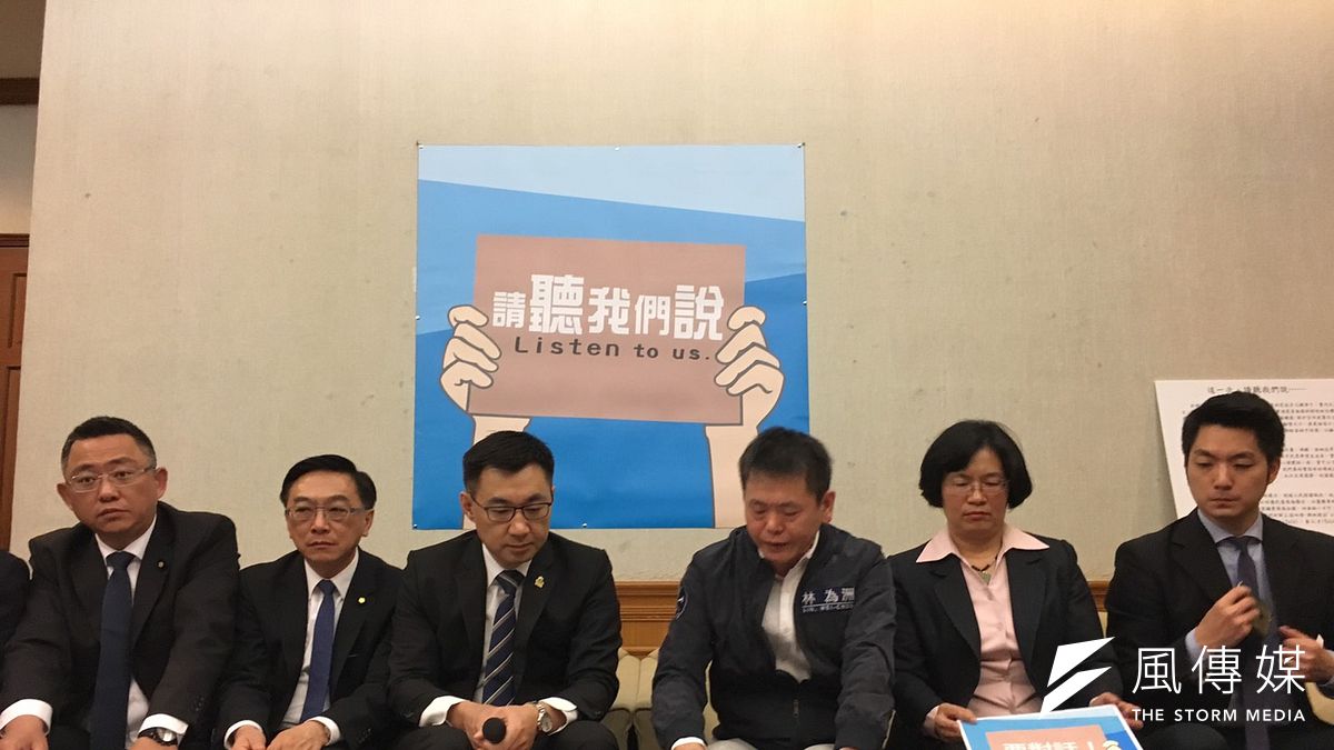 國民黨主席選戰激烈,「黨內互打」不斷。對此,國民黨內青壯派立委江啟臣、蔣萬安、李彥秀、林為洲、王惠美等人,呼籲各參選人導正選風,讓選舉回歸論述,並回應青壯派提出的5大挑戰。(周怡孜攝) 國民黨主席選戰激烈,「黨內互打」不斷。對此,國民黨內青壯派立委江啟臣、蔣萬安、李彥秀、林為洲、王惠美等人,呼籲各參選人導正選風,讓選舉回歸論述,並回應青壯派提出的5大挑戰。(周怡孜攝)