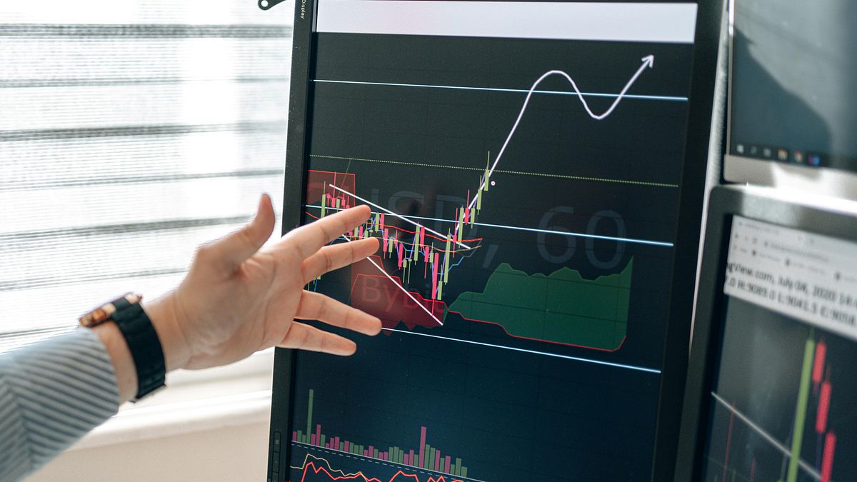 0050績效領跑台股ETF!30歲月投3萬「加碼0056/00878月月配」內行搖頭:完全買反了