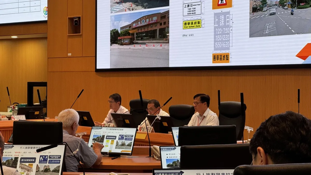 新北市長侯友宜主持道安會報聽取專案報告。(圖/新北市交通局提供)