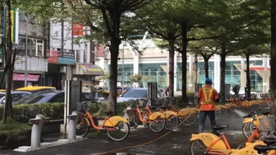 彰化縣環保局已備足高濃度漂白水分送各鄉鎮市公所,並請各公所針對人潮頻繁出入之公共區域,提高消毒作業頻率。(圖/彰化縣政府)