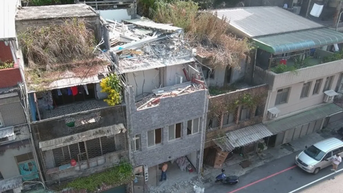 瑞芳區粗坑口頂樓加蓋違建近期已拆除,拆除大隊並向屋主收取拆除費24萬元,此為拆除後畫面。(圖/工務局提供)